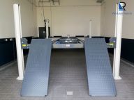 MAHA Vier-Saeulen-Hebebuehne Carlift zur Achsvermessung.JPG